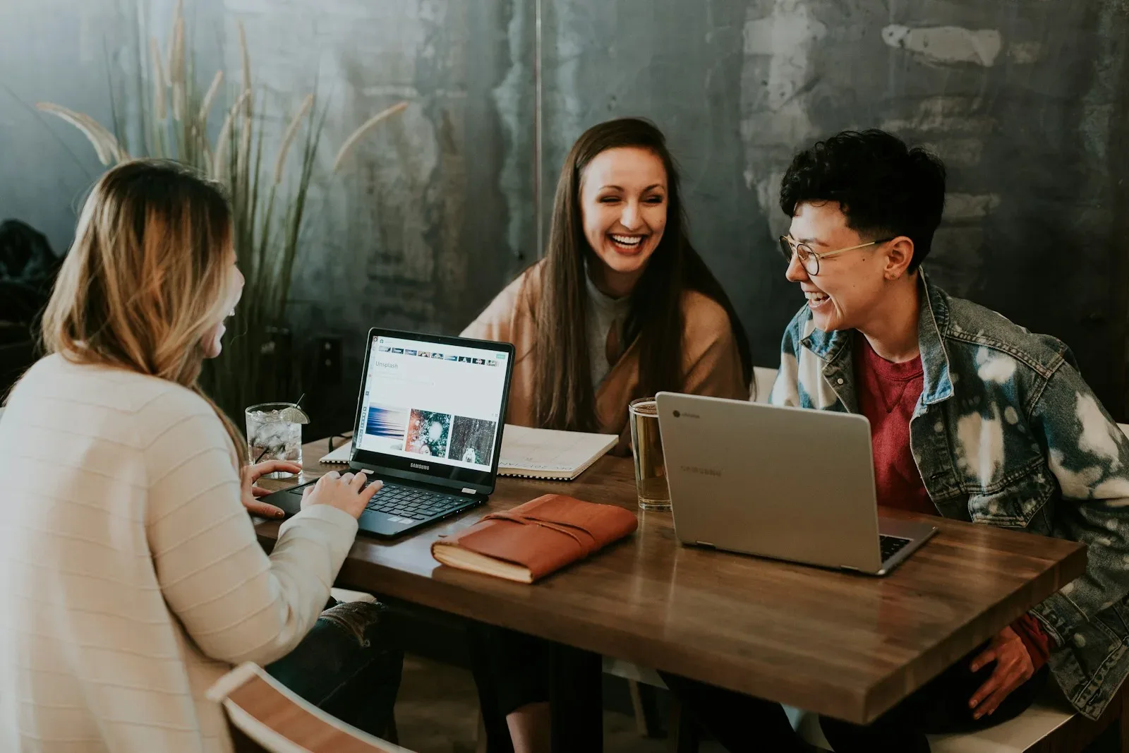 Pessoas em um encontro de aprendizagem e colaboração