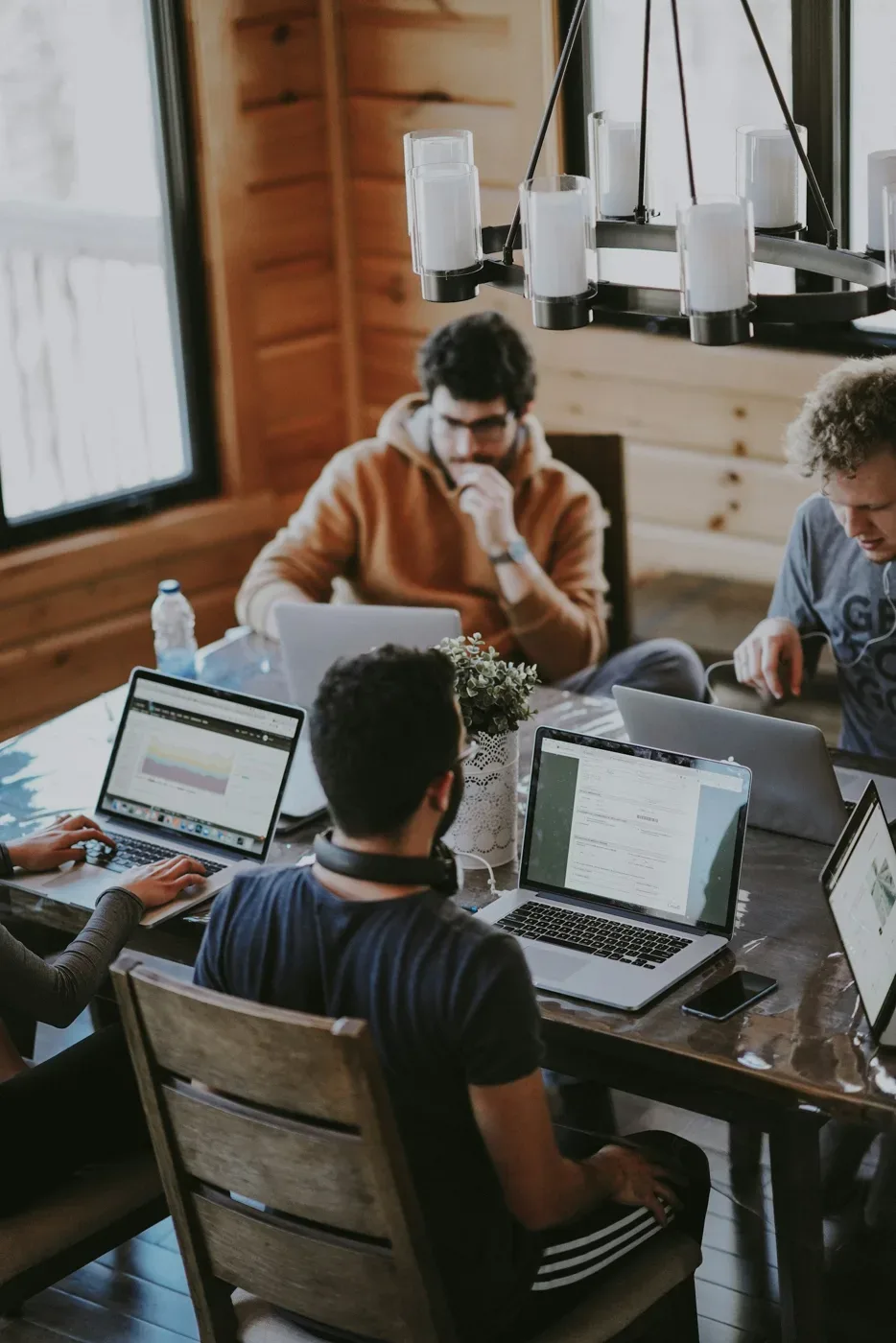 Equipe reunida em um ambiente de trabalho colaborativo